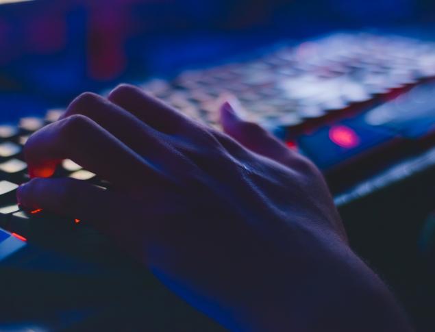 hand on keyboard dark lighting