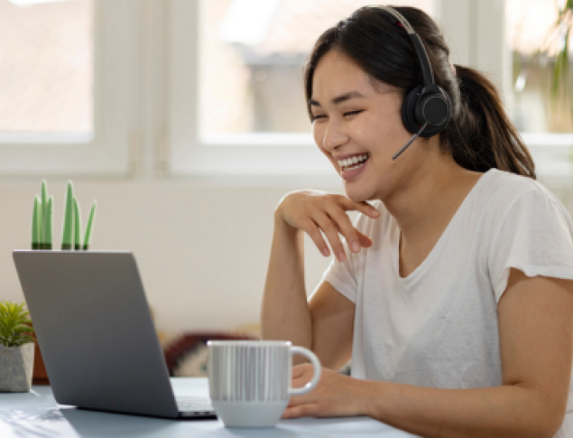 women_smiling_at_laptop